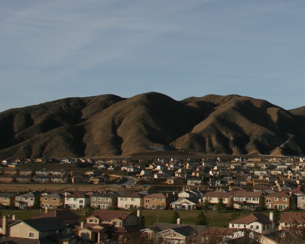 image of an Inland Empire suburb in with rolling foothills in the background