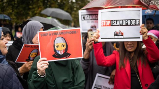 French people holding signs denouncing Islamophobia