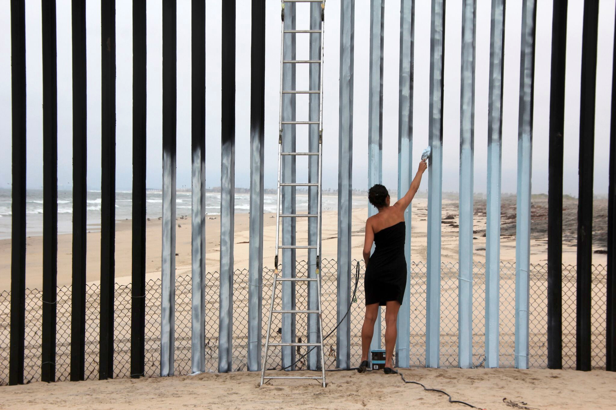 Borrando la Frontera (Erasing the Border), Ana Teresa Fernández. Performance at Tijuana/San Diego Border, 2011. Photographed by the artist’s mother Maria Teresa Fernández, courtesy of artist and Gallery Wendi Norris